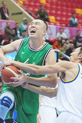 ◎ 十一月四日,遼寧隊球員韓德君(左)突破受阻。在廣東省東莞市舉行的第十五屆全國運動會籃球男子成人組小組賽中,遼寧隊一百一十八比六十八戰勝吉林隊。(新華社記者李博攝)