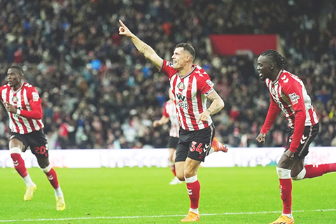 ◎ 新特蘭卅四號隊長薩卡入波追平愛華頓。(美聯社)