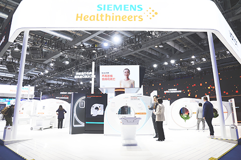 ◎ 十一月五日,「全勤生」西門子醫療全新光子計數CT「家族」亮相進博會。當日,第八屆中國國際進口博覽會在上海開幕,眾多跨國企業連續八屆「全勤」參展,今年展覽面積和企業總數均創歷史新高。(中新社記者 湯彥俊 攝)
