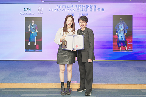 ◎ 關治平向何慧慧頒發冠軍獎項。