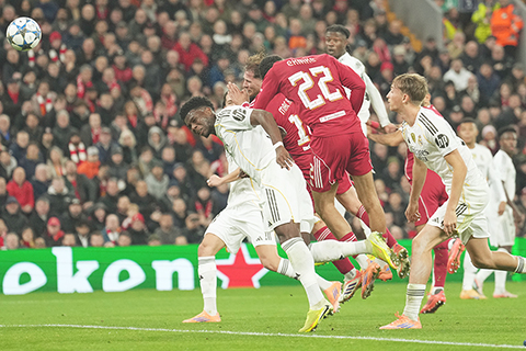 ◎ 十一月四日,利物浦隊的亞歷克西斯.麥克.麥亞里士打(中)在英格蘭利物浦舉行的利物浦對陣皇家馬德里的歐冠足球比賽中進球。(美聯社/JonSuper)