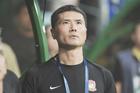 ◎ 六月十七日,資料圖青島西岸隊主教練邵佳一在觀戰。(中新社)
