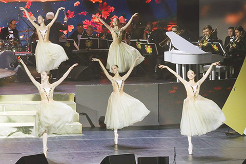 ◎ 在白俄羅斯明斯克,舞蹈演員日前在第三十一屆「落葉時節」明斯克國際電影節開幕式上表演。第三十一屆「落葉時節」明斯克國際電影節十月三十一日在明斯克拉開帷幕,共有來自四十多個國家和地區的一百五十七部影片參展。(新華社發 任科夫 攝)