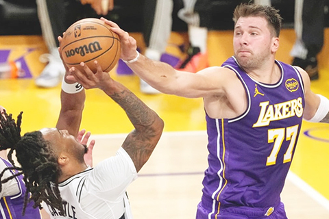 ◎ 湖人七十七號當錫昨役準三雙奠勝。(美聯社)