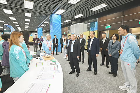 ◎ 行政長官岑浩輝到澳門東亞運動會體育館視察十五運會澳門賽區主新聞中心。