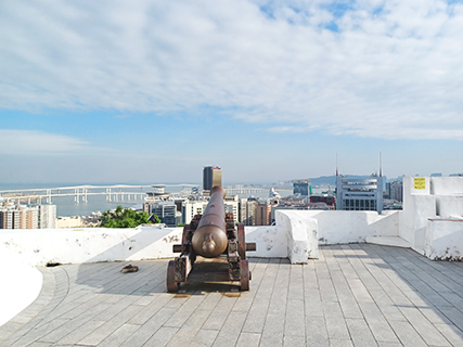 松山燈塔下面平台上的大炮,遠處是友誼大橋與澳門大橋