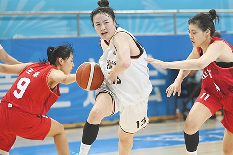 ◎ 十一月七日,浙江隊球員張敏(中)在比賽中突破。在佛山舉行的第十五屆全國運動會籃球女子成年組小組賽比賽中,山東隊九十比七十一戰勝浙江隊。(新華社記者 鄒競一 攝)