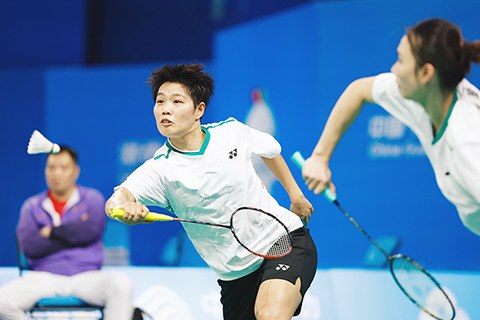 ◎ 十一月七日,在深圳市體育中心體育館舉行的第十五屆全國運動會羽毛球項目女子團體小組賽中,福建隊黃東萍/嚴晨雪組合二比0戰勝江蘇隊何冰嬌/郭雨欣組合。福建隊以總比分三比一戰勝江蘇隊。圖為黃東萍(左)/嚴晨雪組合在比賽中。(中新社記者 韓海丹 攝)