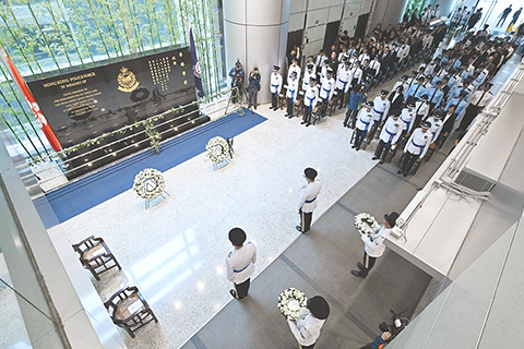 ◎ 十一月七日,香港警務處早上在警察總部舉行警隊紀念日儀式,警務處處長周一鳴率領警隊代表出席,向因公殉職的正規和輔警人員致以崇高敬意。(香港中通社)