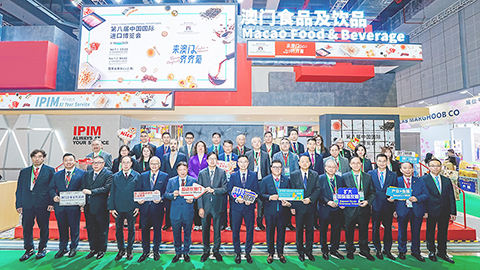 ◎ 澳門企業代表團在「澳門及葡語國食品飲品館」前合照。