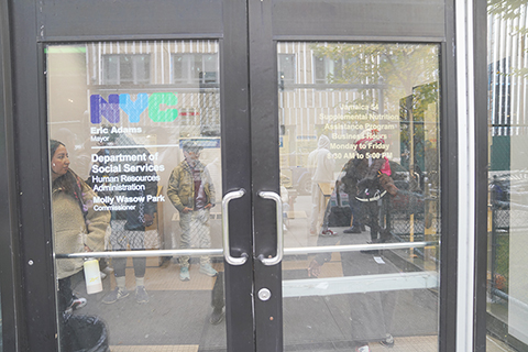 ◎ 受美國聯邦政府「停擺」影響,原定於當日發佈的美國十月非農就業數據再次延遲發佈。據美國查林傑-格雷-克里斯馬斯職業介紹所十一月六日發佈的報告顯示,美國僱主十月裁員人數為十五點三萬人,環比增長百分之一百八十三,同比增長百分之一百七十五。圖為七日,人們在美國紐約市社會服務局就業中心等待。(新華社記者 張鳳國 攝)