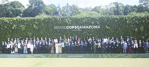 ◎ 為期兩天的貝倫氣候峰會十一月七日落下帷幕,會議通過了一份關於飢餓、貧困和以人為本的氣候行動的宣言。包括中國在內的四十多個國家和歐盟共同簽署了這份宣言,旨在促進行動應對飢餓和貧困等氣候變化帶來的影響。圖為當日,與會嘉賓在巴西貝倫氣候峰會上合影。(新華社發 盧西奧.塔沃拉 攝)