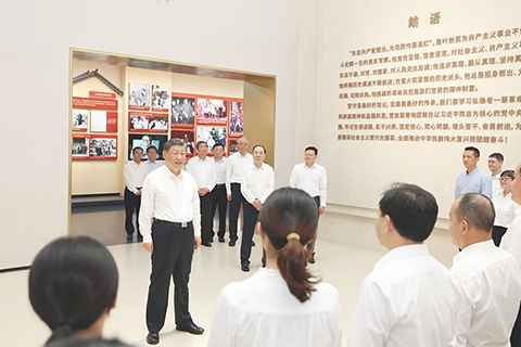 ◎ 十一月七日至八日,中共中央總書記、國家主席、中央軍委主席習近平在廣東考察。這是七日下午,習近平在位於梅州市梅縣區雁洋鎮的葉劍英紀念館參觀時,同工作人員親切交流。(新華社發 蕭翊 攝)