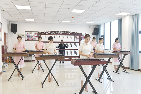 10月28日,靈璧縣高級職業技術學校磬石琴社團成員正在彈奏磬石琴。(中新社記者 儲瑋瑋 攝)