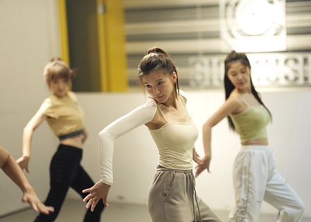 ◎ 台灣戲劇《看看你有多愛我》本周劇情進入白熱化,談到這場戲,楊謹華笑說:「看到劇本時就覺得這段太有趣了!那場戲其實拍起來滿爽的。」飾演母親的古名伸坦言:「可以理解女兒的作為!」圖為「怪物新人」韋皙妍(中)在《看看你有多愛我》首次演出戲劇,亮麗外型吸睛。(香港中通社圖片)