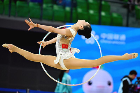 ◎ 十一月八日,河北隊選手王欣怡在圈操比賽中。全國運動會藝術體操個人全能預賽在深圳舉行。(新華社記者 郝源 攝)