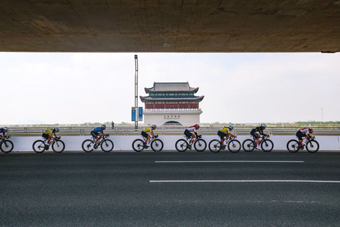◎ 十一月九日,參賽選手在比賽中。全國運動會公路自行車女子個人賽決賽舉行。(新華社記者 毛思倩 攝)