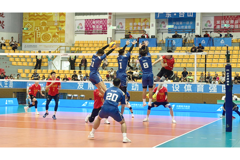 ◎ 澳門男排築起三人攔網城牆。