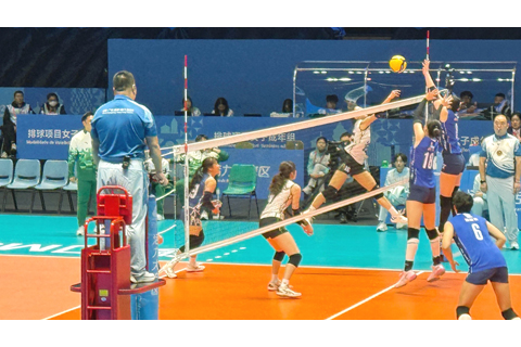 ◎ 澳門女排(右方)與北京隊交鋒。