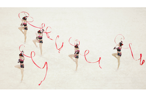 ◎ 十一月九日,全國運動會藝術體操項目集體全能預賽在深圳市坪山體育中心體育館舉行。圖為浙江隊在比賽中。(中新社記者 韓海丹 攝)