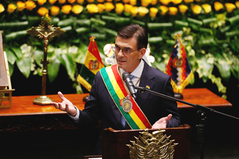 ◎ 十一月八日,在玻利維亞拉巴斯,帕斯在就職儀式上致辭。玻利維亞當選總統羅德里戈·帕斯當日在玻國會大廈宣誓就職,任期五年。(新華社發 路易斯·甘達里利亞斯 攝)