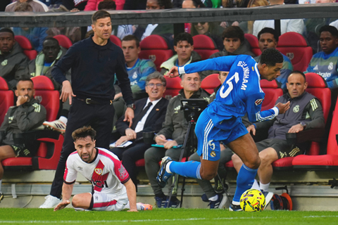 ◎ 皇馬主帥阿朗素今晨目睹弟子比寧咸(藍衣)推進,上半場客戰0比0華歷簡奴。(美聯社)