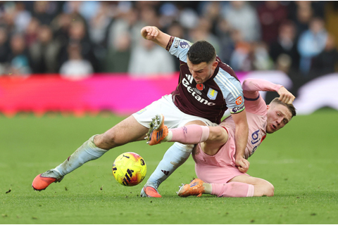 ◎ 阿士東維拉隊麥堅尼(左)昨夜拼搶積極,今晨終於四比0打退般茅。(美聯社)