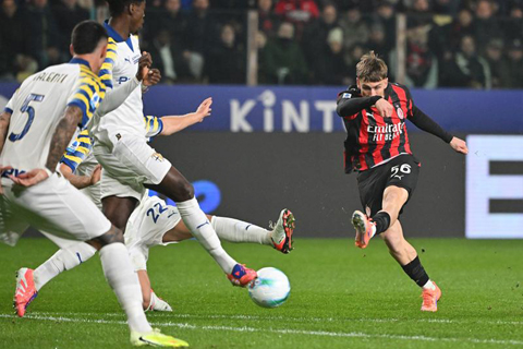 ◎ 沙利麥卡斯昨晨勁射破門,為AC先下一城。(新華社發)