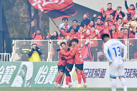 ◎ 十一月八日,遼寧鐵人隊球員安以恩(前左二)在比賽中進球後和隊友慶祝。在瀋陽鐵西體育場進行的中甲聯賽第二十輪比賽中,遼寧鐵人隊主場五比0戰勝佛山南獅隊,奪得本賽季中甲聯賽冠軍。(新華社記者 吳青昊 攝)