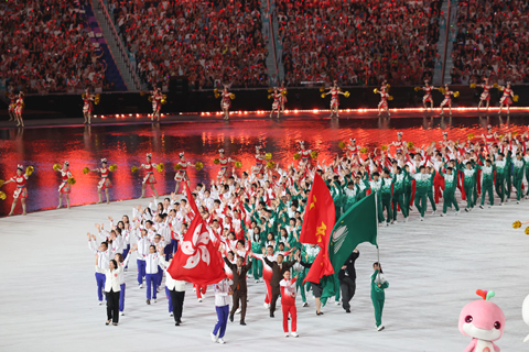 ◎ 十一月九日晚,第十五屆全國運動會開幕式在廣東奧林匹克體育中心舉行。圖為東道主廣東、香港、澳門體育代表團同時入場。(中新社記者 陳楚紅 攝)