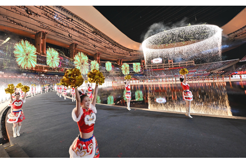 ◎ 這是十一月九日拍攝的開幕式上的焰火表演。(新華社記者 蕭藝九 攝)