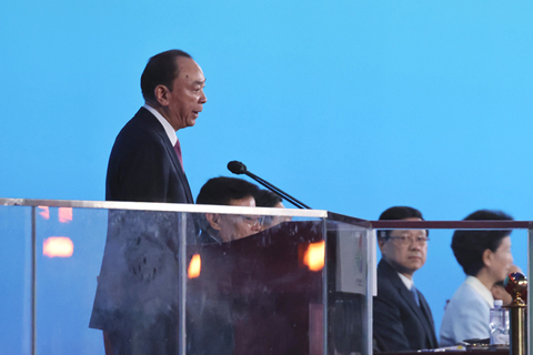 ◎ 十一月九日,中華人民共和國第十五屆運動會開幕式在廣東奧林匹克體育中心舉行。以「圓夢未來」為主題的開幕式包括「同根同源、同心同緣、同夢同圓」三個篇章,展現粵港澳大灣區的壯闊圖景。圖為中共中央政治局委員、廣東省委書記黃坤明致辭。(香港中通社記者 謝光磊 攝)