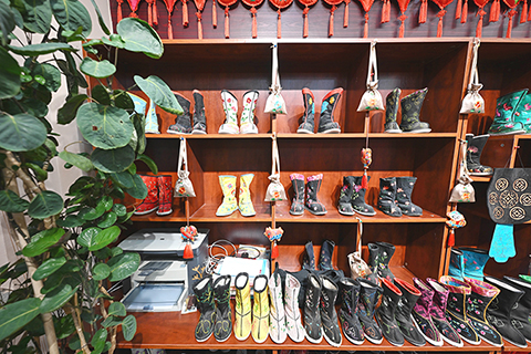 9月26日,內蒙古科右中旗,學校社團內擺滿了同學們的刺綉作品。(貝赫 攝)