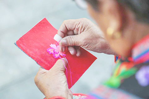 9月26日,年過花甲的綉娘曹海傑依舊喜歡用傳統刺綉方法。(中新社記者 張瑋 攝)