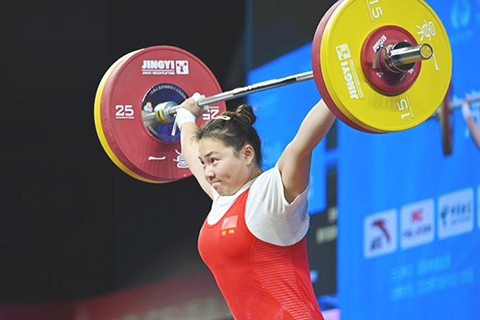 ◎ 十一月十三日,吉林隊選手李夢凡在抓舉比賽中。在廣東東莞舉行的第十五屆全國運動會舉重女子七十六公斤級決賽中,福建隊選手廖桂芳獲得冠軍,湖南隊選手覃麗蓉和吉林隊選手李夢凡分獲亞軍和季軍。(新華社記者 楊晨光 攝)