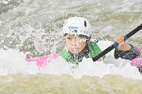 ◎ 十一月十三日,福建隊選手李詩婷在比賽中。最終,她獲得冠軍。第十五屆全國運動會皮划艇激流迴旋項目女子單人皮艇決賽在廣州舉行。(新華社記者 蕭藝九 攝)