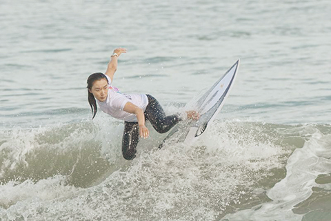◎ 十一月十三日,福建隊林珊珊在比賽中。第十五屆全國運動會沖浪女子短板第一輪比賽在廣東南澳舉行。(新華社記者 劉坤 攝)