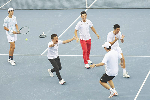 ◎ 十一月十二日,北京隊成員慶祝奪冠。第十五屆全國運動會網球項目青年組男子團體決賽在廣東橫琴舉行,北京隊二比一戰勝江蘇隊,奪得冠軍。(新華社記者 張晨霖 攝)