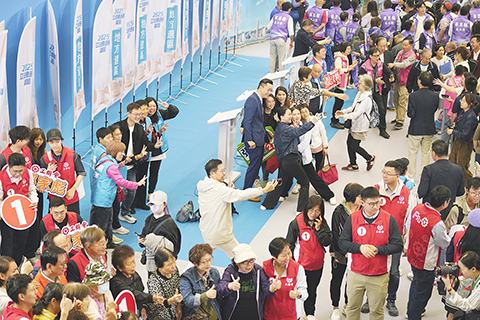 ◎ 十一月十三日上午,二0二五立法會「愛國者同心治港」九龍東地方選舉論壇在曉光街體育館舉行。五位候選人:一號鄧家彪、二號張培剛、三號顏汶羽、四號陳進雄及五號梁思韻出席並展示政綱及理念。圖為助選團為各自候選人吶喊助選。(香港中通社陳奕啟 攝)