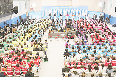 ◎ 十一月十四日,二0二五立法會選舉九龍中地方選區論壇,上午在界限街一號體育館舉行。區內候選人:一號李超宇、二號楊諾軒、三號楊永杰、四號李慧琼、五號丘燿誠、六號譚莉儀分別出席並發表政綱。(香港中通社陳奕啟 攝)