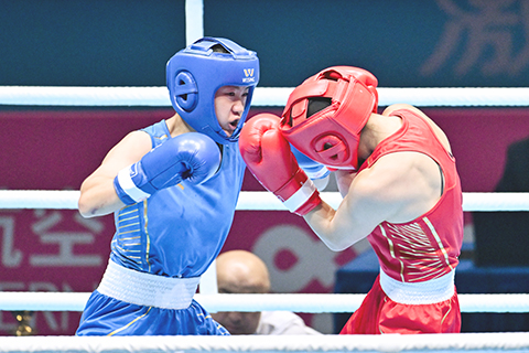 ◎ 十一月十四日,全國運動會拳擊項目女子五十四公斤級決賽在深圳市寶安體育中心體育館開賽,內蒙古隊趙軒(藍衣)擊敗河北隊常園奪得冠軍。(中新社記者韋亮 攝)