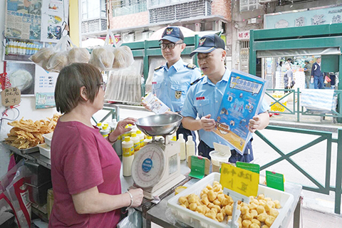 ◎ 消防局日前派員深入下環街區,向食肆和攤販宣傳消防安全資訊。