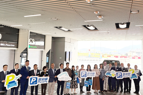 ◎ 十一月十五日,港珠澳大橋香港口岸自動化轉機停車場啟用。圖為歡迎儀式上,香港特區政府運輸及物流局局長陳美寶(右八)等人和抵港旅客合影。(華淨雯 攝)