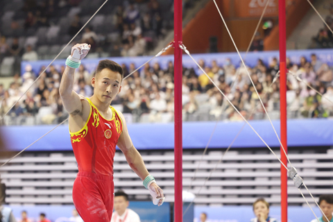 ◎ 十一月十四日,第十五屆全國運動會體操男子個人全能決賽在廣東肇慶舉行,北京隊蕭若騰奪得金牌。(中新社記者陳楚紅 攝)