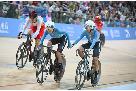◎ 十一月十六日,香港隊組合李思穎(右)/梁穎儀在比賽中接力。當日,在香港舉行的第十五屆全國運動會場地自行車女子麥迪遜賽決賽中,香港隊組合李思穎/梁穎儀奪得冠軍,四川隊組合郭莉/劉佳麗獲得亞軍,北京隊組合崔宇航/陳凝獲得季軍。(新華社記者 胡虎虎 攝)