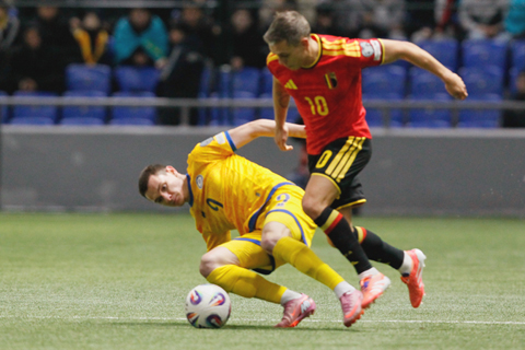 ◎ 十一月十五日.二0二六年世界盃J組資格賽,地點為哈薩克斯坦阿斯塔納。比利時的萊安德羅.特羅薩德(右)與哈薩克斯坦隊的伊斯蘭.切斯諾科夫隊爭奪球權,(美聯社)