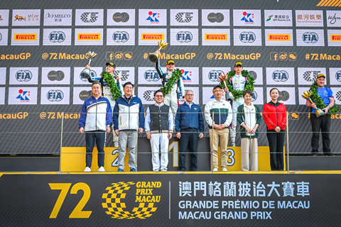 ◎ 行政長官岑浩輝等嘉賓與國際汽聯FR世界盃勝出車手合影。