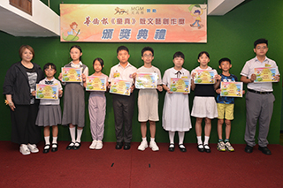 本報報務總監柳蘊雯(左一)頒獎予 第四季度寫作組優良獎得主