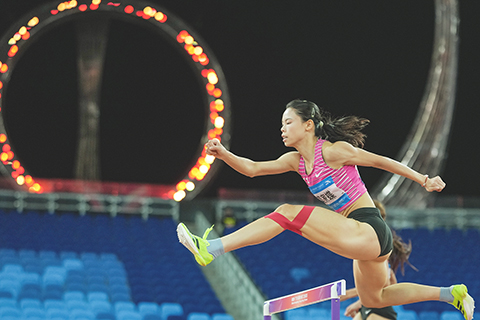 ◎ 十一月十七日,廣東隊選手莫家蝶在比賽中。她最終奪得冠軍。當日,第十五屆全國運動會田徑女子四百米欄決賽在廣州舉行。(新華社記者 李一博 攝)