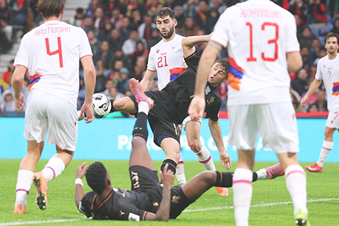 ◎ 十一月十六日,葡萄牙隊若昂.利維斯(中)在葡萄牙波爾圖舉行的二0二六年世界盃F組預選賽,葡萄牙隊與亞美尼亞隊的比賽中打進了該隊的第八個進球。(美聯社/路易斯·維埃拉)